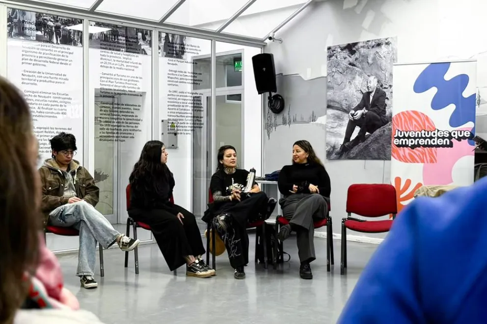 Jóvenes aprenden a usar la IA para hacer crecer sus emprendimientos