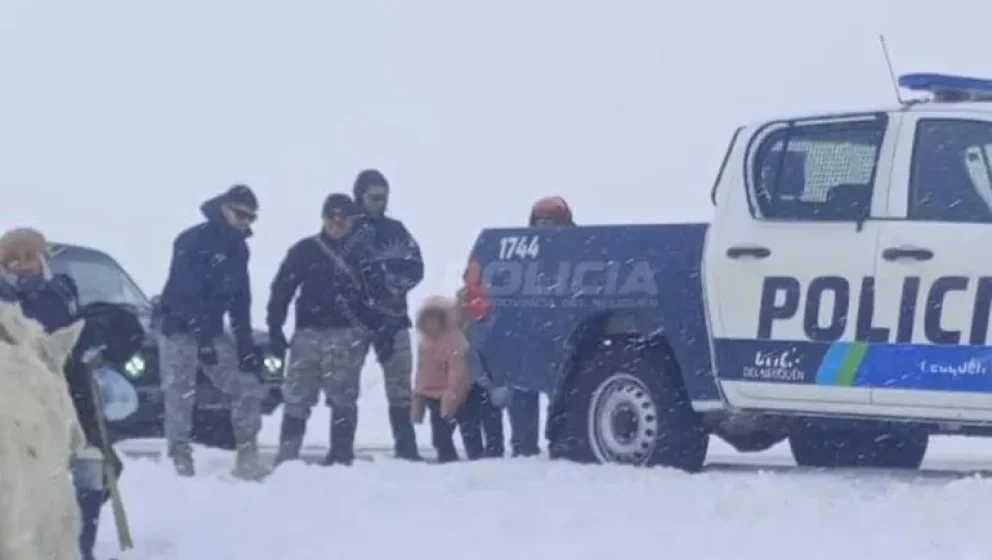 Una familia con dos chicos quedó atrapada por la nieve y fue rescatada cerca de Zapala