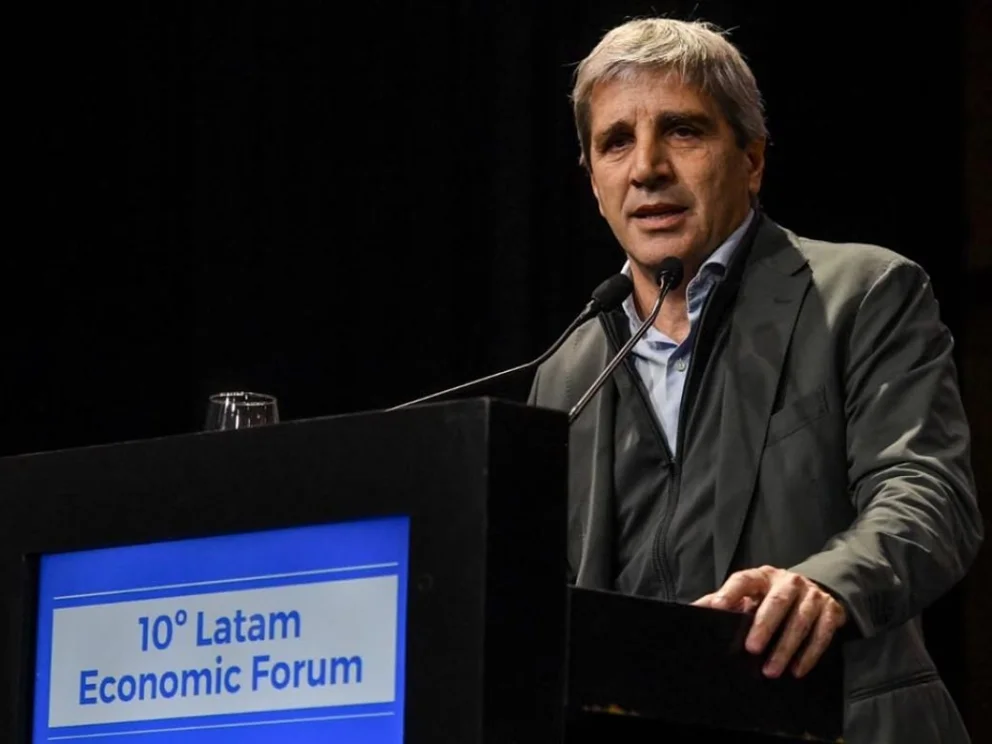 Luis Caputo anunció que los bancos podrán prestar hasta un 15% de sus depósitos en dólares a empresas