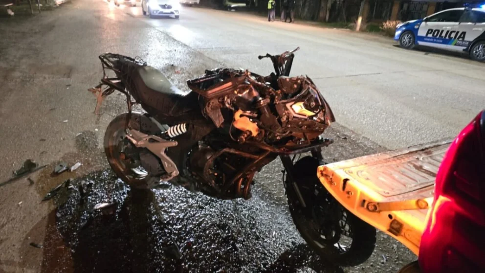 Triple choque en Centenario: un hombre en moto fue hospitalizado