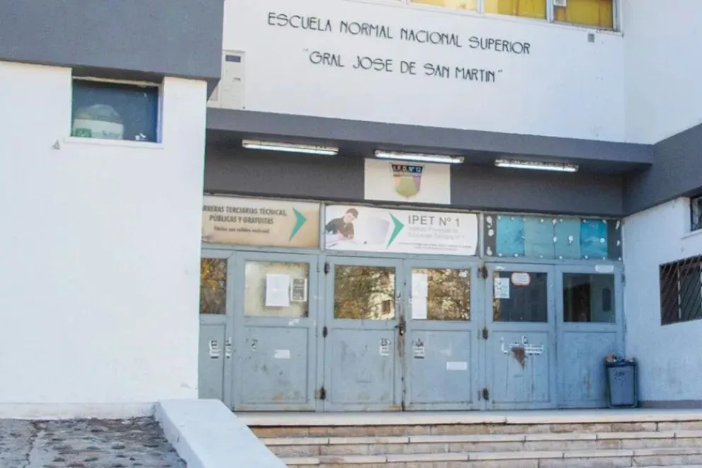 Declararon responsable a una mujer por agredir a una docente y dos directivas en Neuquén