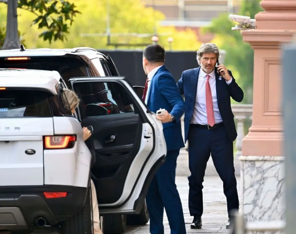 Una encuesta reveló que algunos ministros tienen mayor imagen negativa que Adorni