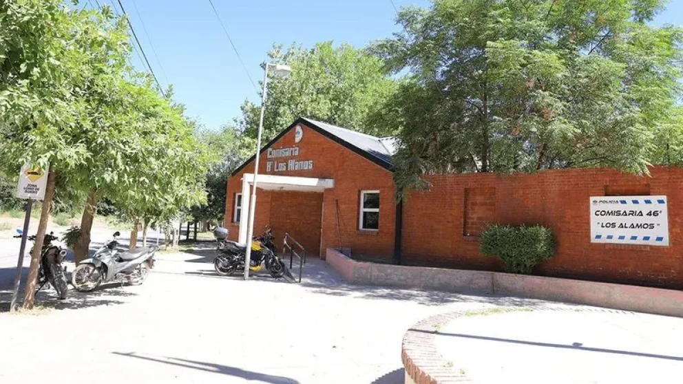 Encontró a un hombre dentro de su casa y lo encerró en el baño hasta que llegó la Policía