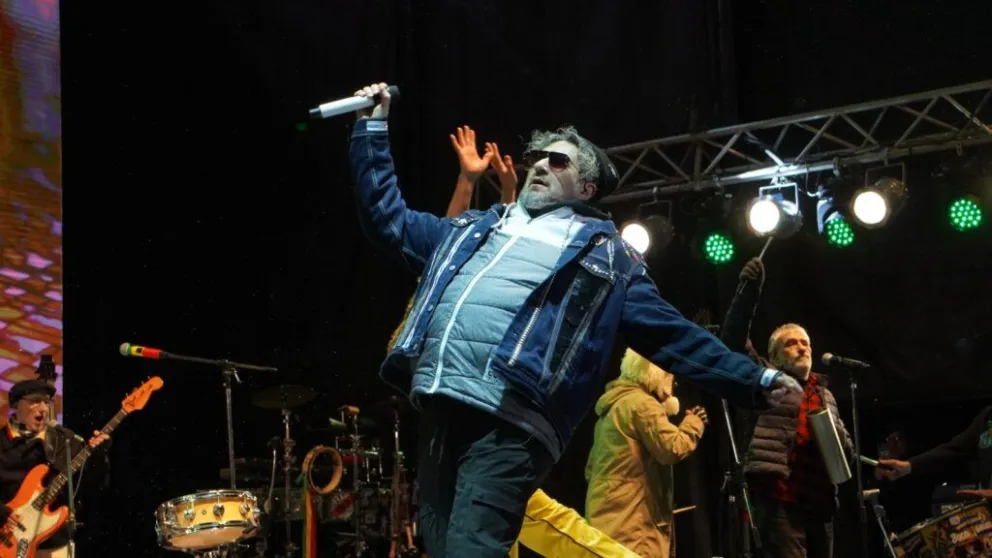 Los Auténticos Decadentes hicieron bailar al Centro Cívico en una noche multitudinaria