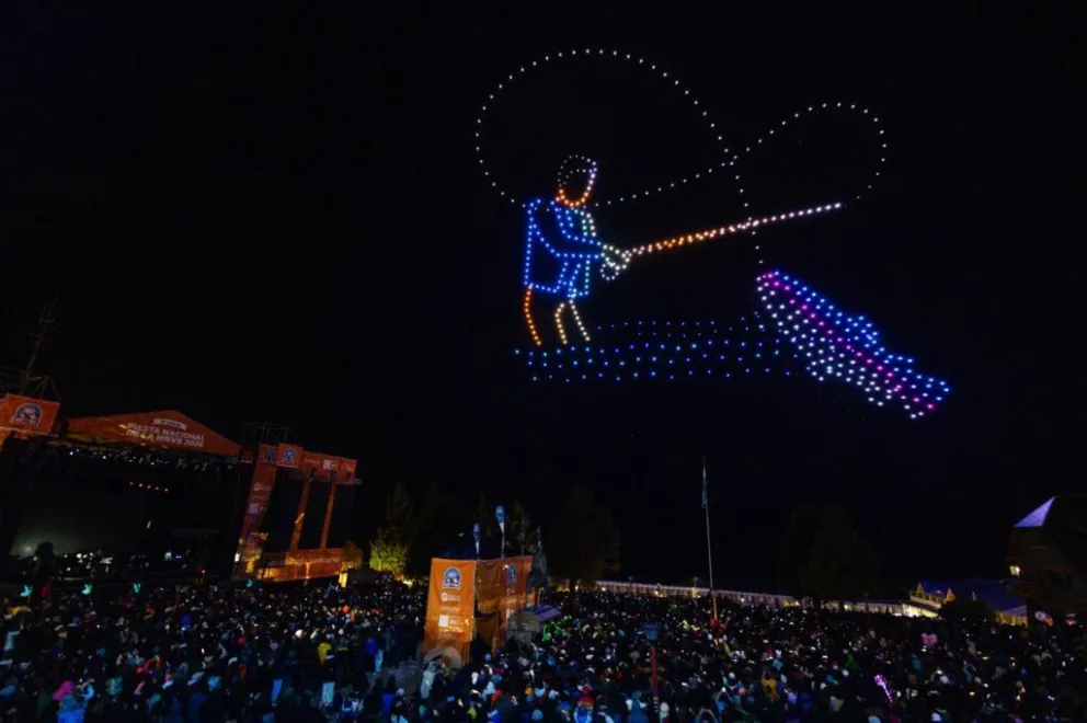 El increíble show de 500 drones puso el punto final a la Fiesta Nacional de la Nieve