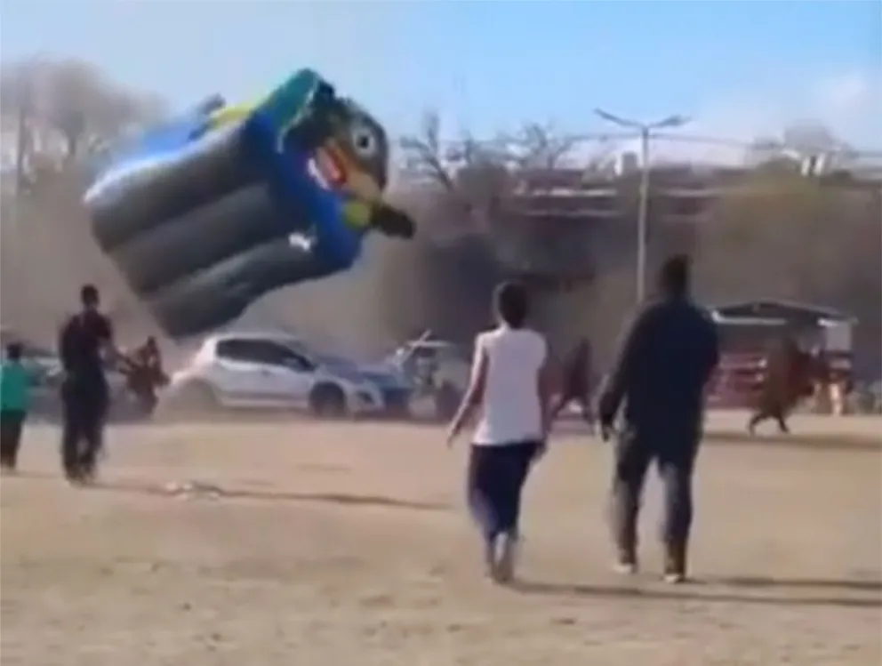Un inflable se soltó durante los festejos por el Día del Niño en la provincia de Córdoba: dos chicos heridos