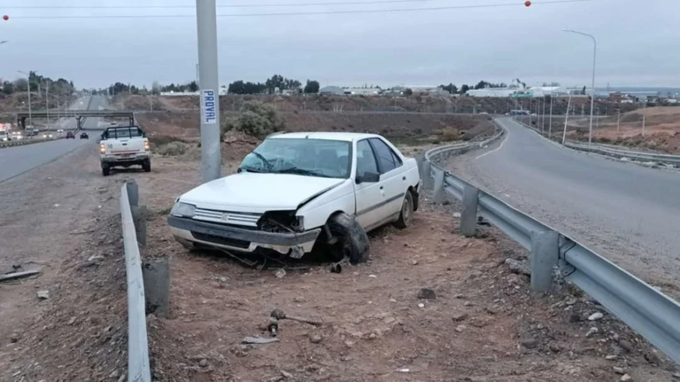 Chocó contra un poste y abandonaron el auto en la Ruta 7