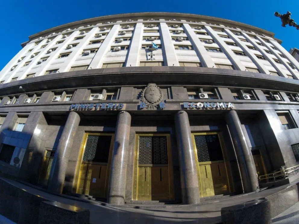 Recorte en el gasto y más ingresos tributarios: los factores que explicaron el superávit fiscal de julio