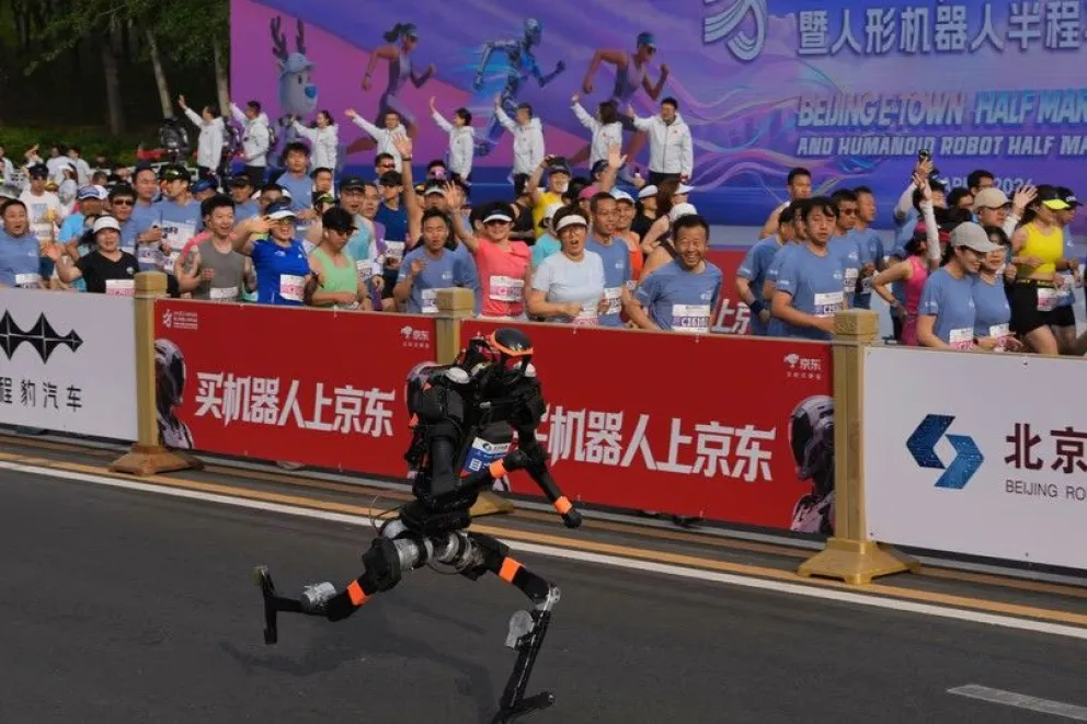 Un robot chino batió el récord mundial de los 100 metros en apenas 9,32 segundos