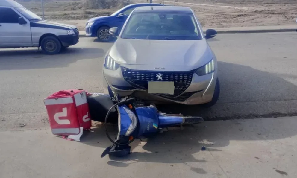 un repartidor sufrió una fractura tras ser chocado por un auto
