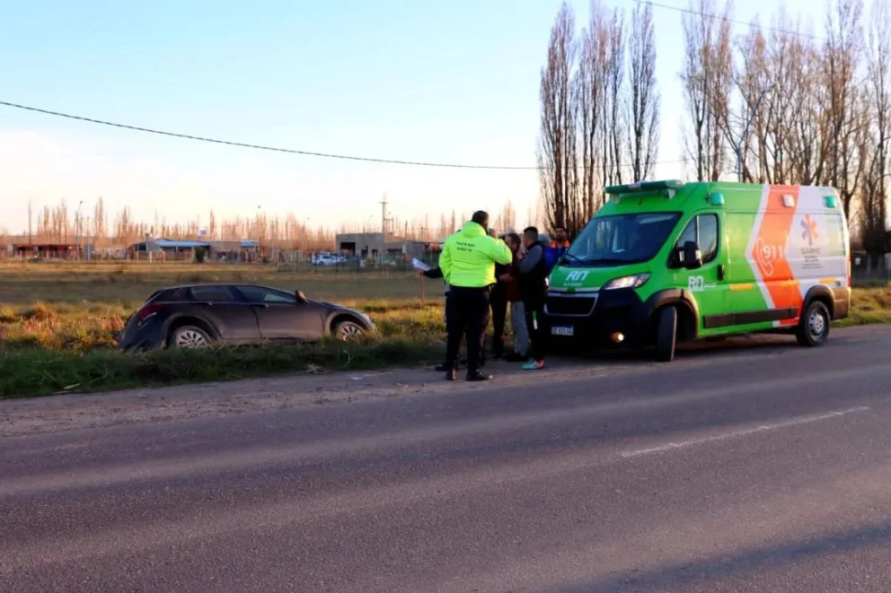 Un hombre falleció al volante y su nieto salió ileso tras caer con su auto a un desagüe