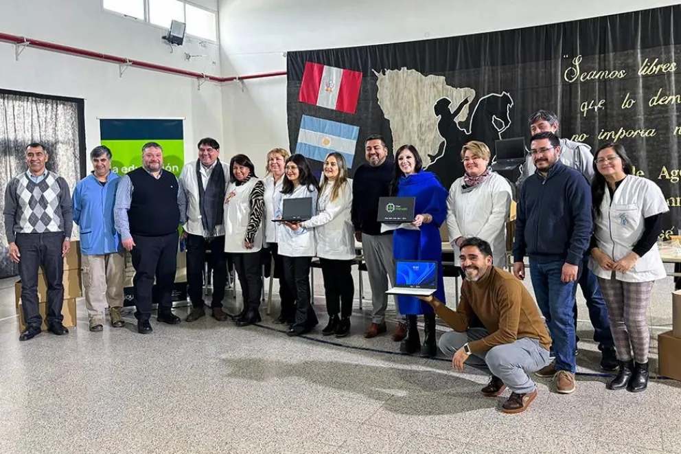 Comenzó la entrega masiva de equipamiento tecnológico en escuelas de toda la provincia