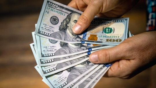 Dólar blue hoy: cotiza a .555 este martes 18 de agosto en el comienzo de la jornada cambiaria