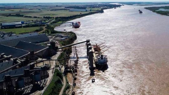 Tras una deregulación de Surzenegger, un paro portuario deja 140 barcos sin operar y afecta a las exportaciones