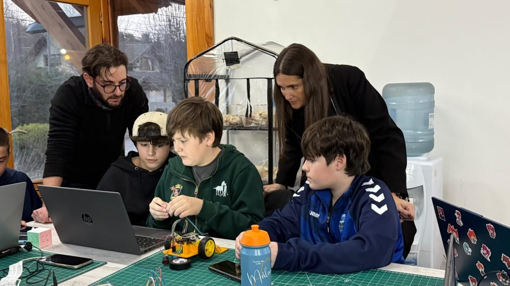 Gran participación de chicos en el Club de Robótica de FabLab Angostura.