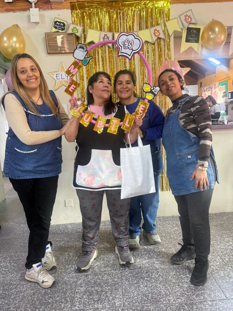 La Municipalidad de Villa La Angostura saluda a María Eli Catriquir por su jubilación.