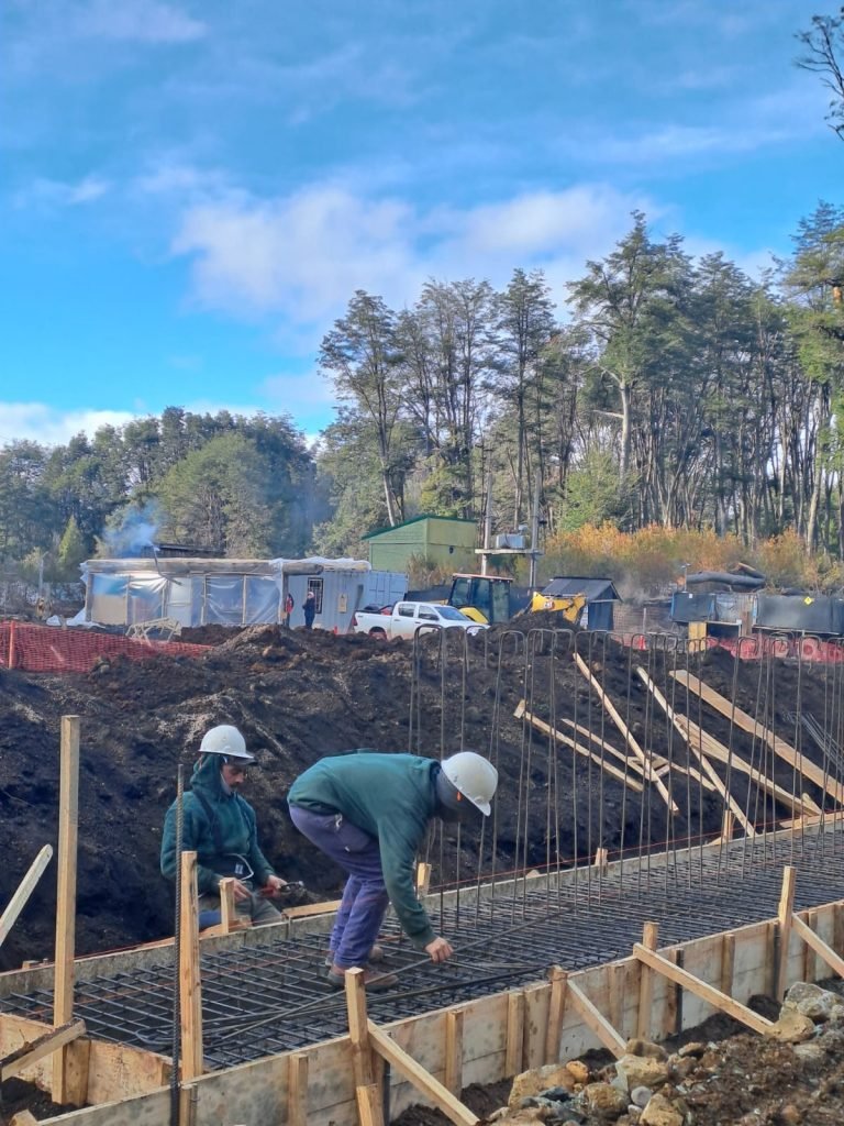 Avanza una obra histórica para el saneamiento y la salud de Villa La Angostura.
