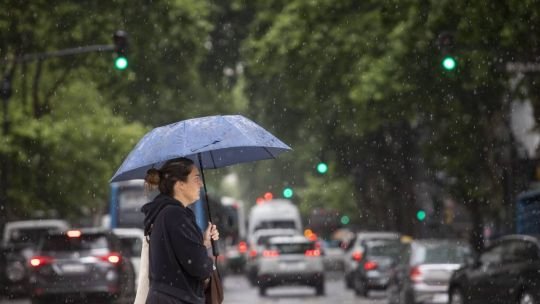 Llueve en Buenos Aires: rige alerta naranja por tormentas fuertes, ráfagas y un brusco descenso de temperatura