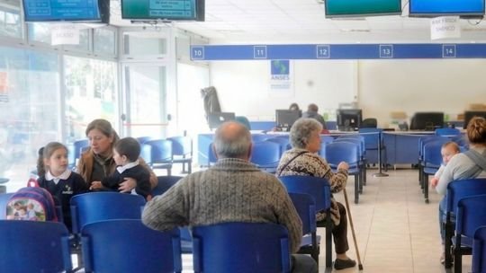 Aún con aumento y bono, las jubilaciones mínimas de ANSES en septiembre no llegarían a 500 mil pesos