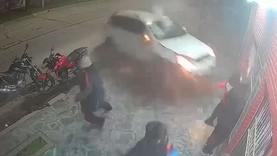 IMÁGENES SENSIBLES: camioneta chocó y atropelló a varias personas en la vereda (mató a una) en Mar del Plata