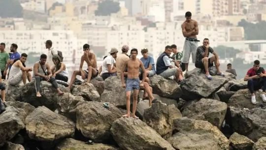 Crisis migratoria en Ceuta: España desafía a Bruselas y crece la tensión