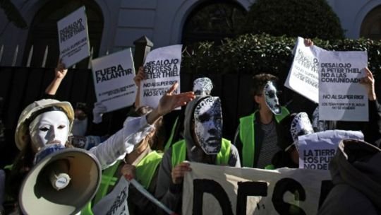 Protesta y tensión en Buenos Aires: cientos de manifestantes exigieron el “desalojo” de Peter Thiel frente a su mansión