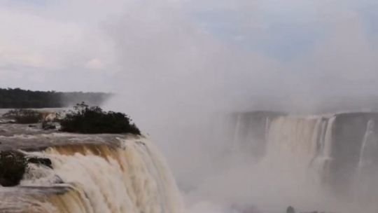 Se agrava la situación en Cataratas: quitarán las pasarelas metálicas ante el impresionante crecimiento del río