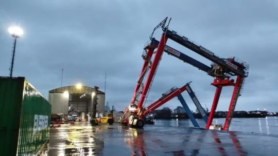 Una vieja grúa en Dock Sud ‘podía’ con los containers, pero terminó en el agua por la tormenta