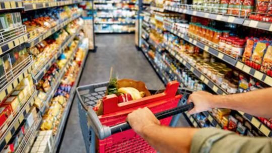 La canasta básica subió más que la inflación: en julio una familia necesitó $ 1.564.716 para no ser pobre
