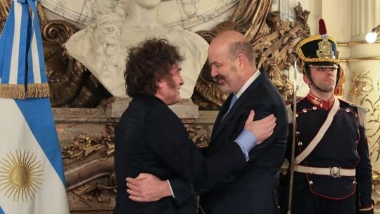 Sturzenegger defendió en medios los logros de LLA y Milei lo elogió insultando a periodistas