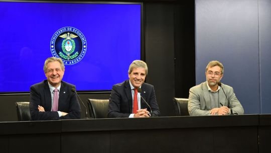 El Gobierno flexibilizó los créditos para empresas para sumar liquidez pero aumenta el riesgo de dolarización