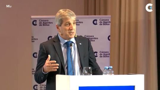 Caputo criticó a “todos los tarados que hablan de la industria” y sostuvo que entre 2011 y 2023 cayó un 10% a pesar de estar subsidiada