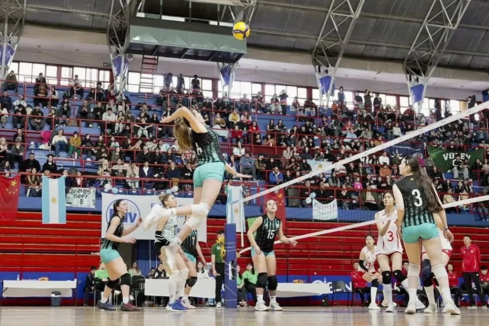 Más de 10 mil personas disfrutaron del voley internacional en el Ruca Che