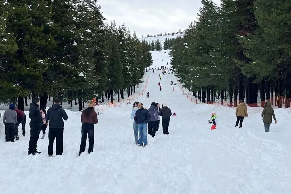El Parque Recreativo El Llano vivió una jornada inolvidable a pura nieve y diversión