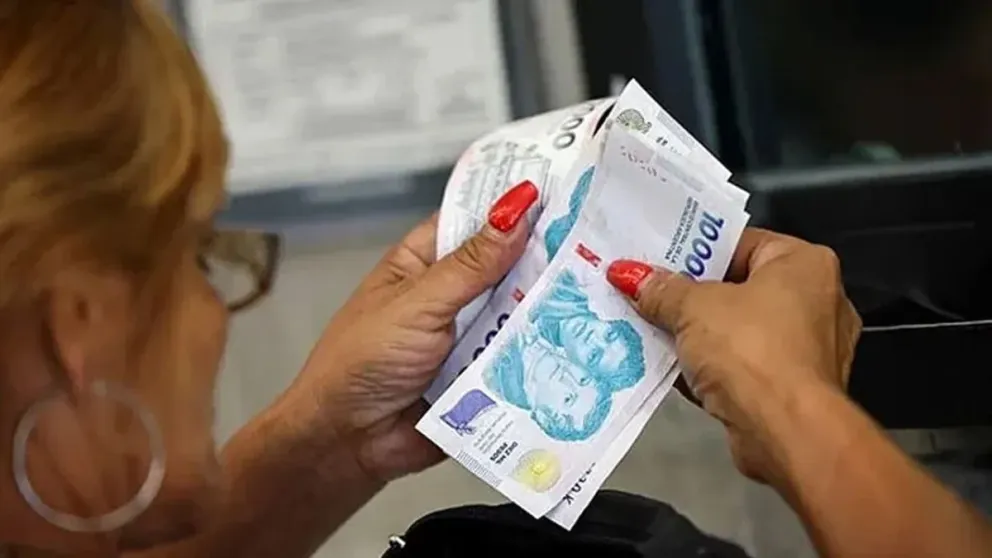 El peso de los impuestos y servicios golpea al bolsillo y limita el consumo de los hogares