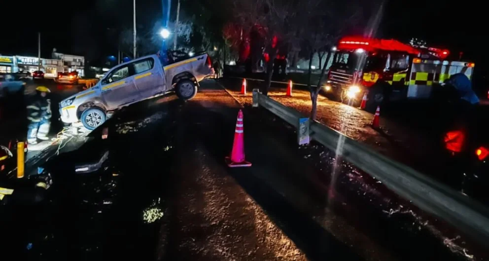 Despiste en Centenario: una Hilux quedó atrapada al borde de un desnivel
