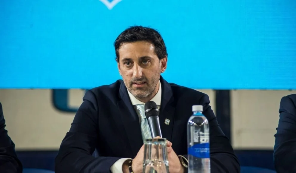 El video del botellazo que sacude a Racing: derrota, insultos a Milito y máxima tensión
