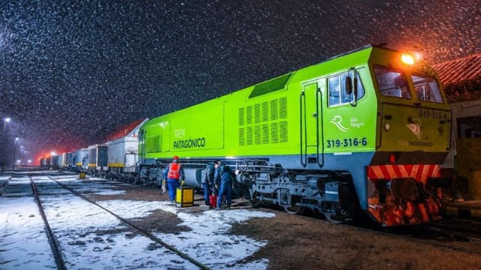 Misión cumplida en medio de la nieve: el Tren Patagónico completó una travesía clave para ayudar a Bariloche