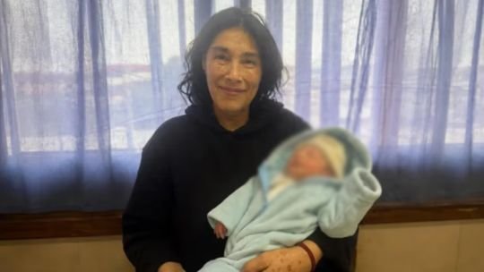 Mabel, la mamá de 62 años de San Nicolás, se fue de alta a casa con su bebé David
