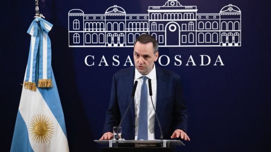 La cronología del escándalo que terminó con la renuncia de Manuel Adorni