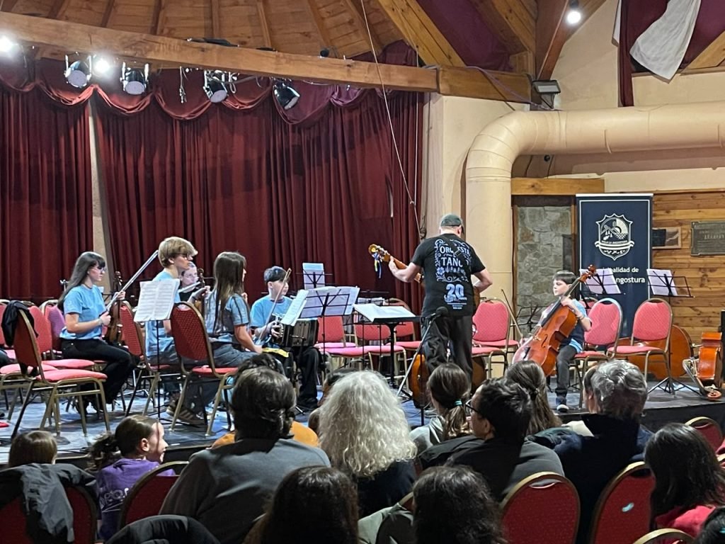 Gran velada musical brindo la Orquesta Escuela Municipal de Villa La Angostura en Convenciones