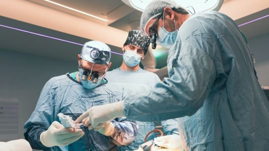 Mayor precisión en cirugías complejas de columna: tecnología O-ARM en Hospital Privado