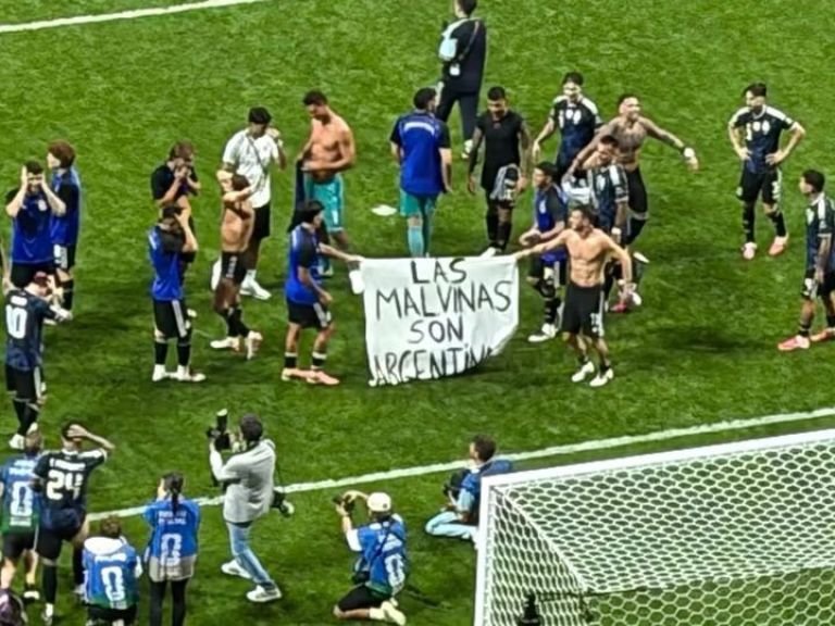 Qué sanción recibió la Selección por mostrar la bandera de “Las Malvinas son Argentinas” en el Mundial