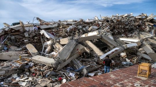 Un fuerte terremoto de magnitud 7,4 sacudió Colombia: hay al menos un muerto, derrumbes, heridos y daños