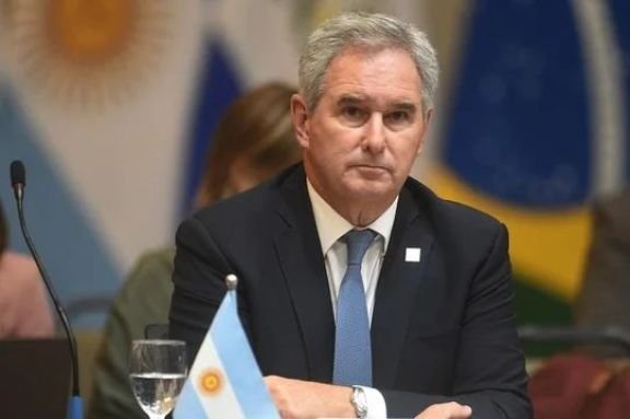 El Gobierno reconoció los tratados con Chile sobre el Estrecho de Magallanes y buscó desactivar un conflicto diplomático