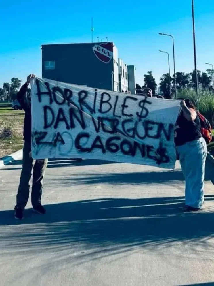 Tensión en Independiente: hinchas entraron a Villa Domínico con banderas contra el plantel