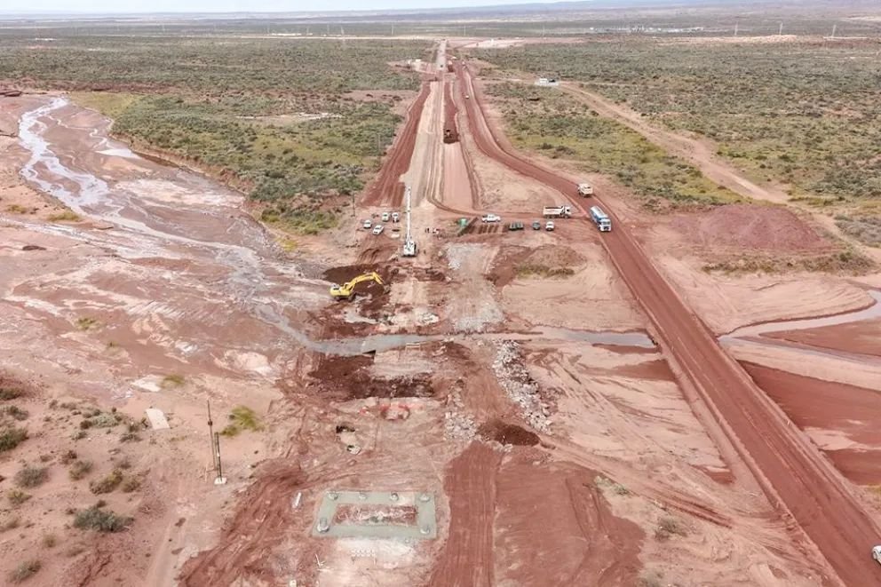 Comenzaron a construir las fundaciones del nuevo puente sobre el arroyo Carranza