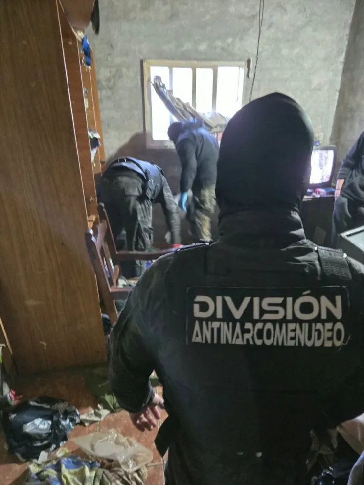 Allanaron una boca de expendio y secuestraron cocaína, marihuana y dinero