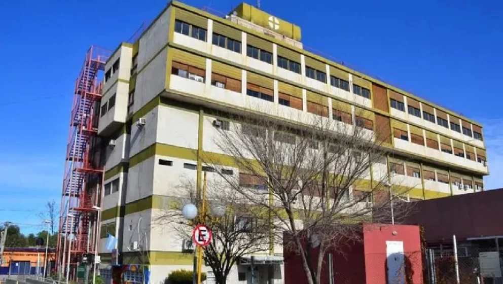 Tensión en el Hospital de Villa Regina: una mujer se atrincheró y amenazó con arrojarse desde un quinto piso
