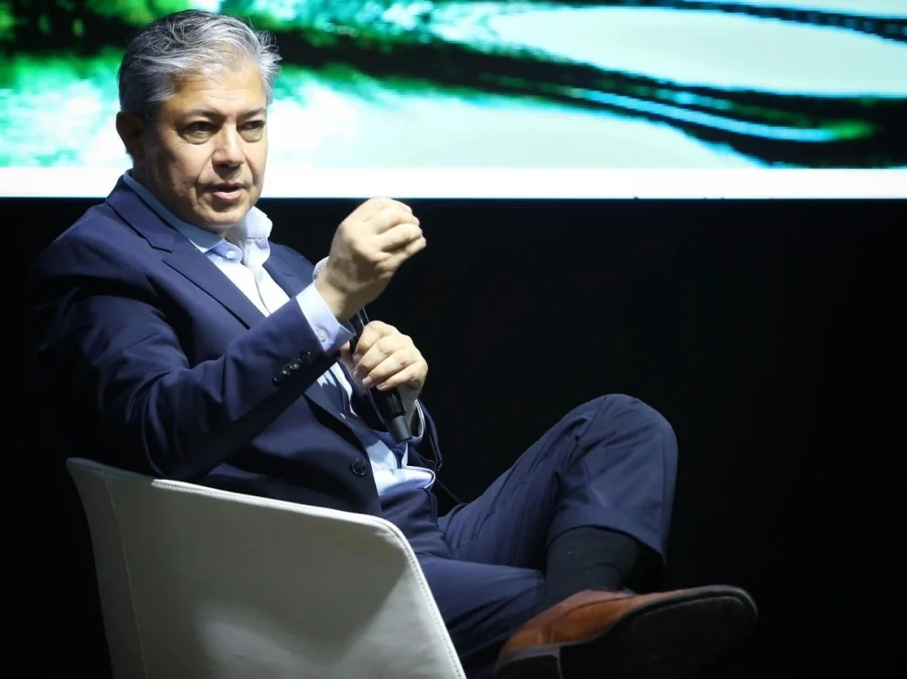 Figueroa sella un acuerdo histórico con las petroleras de Vaca Muerta: 1000 km de rutas y un plan integral de agua